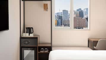 Premium bedding, in-room safe, laptop workspace, iron/ironing board