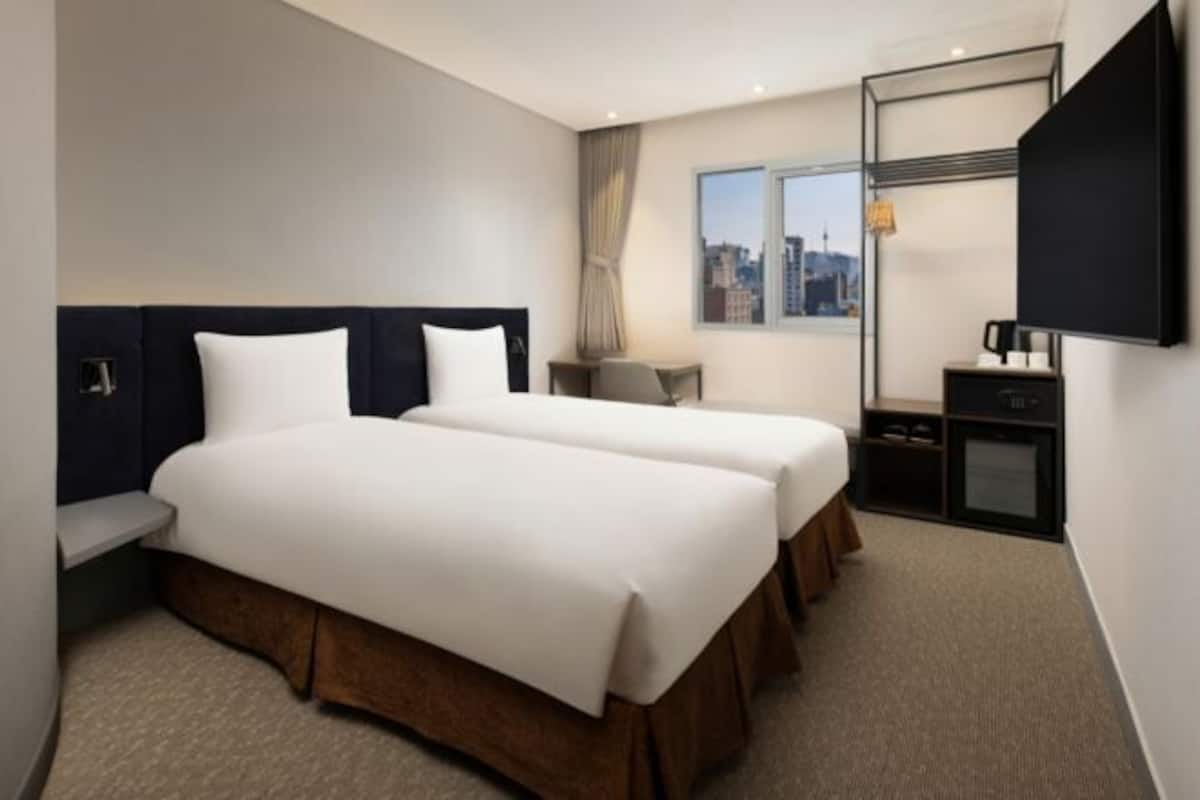 Ropa de cama de alta calidad y caja de seguridad en la habitación