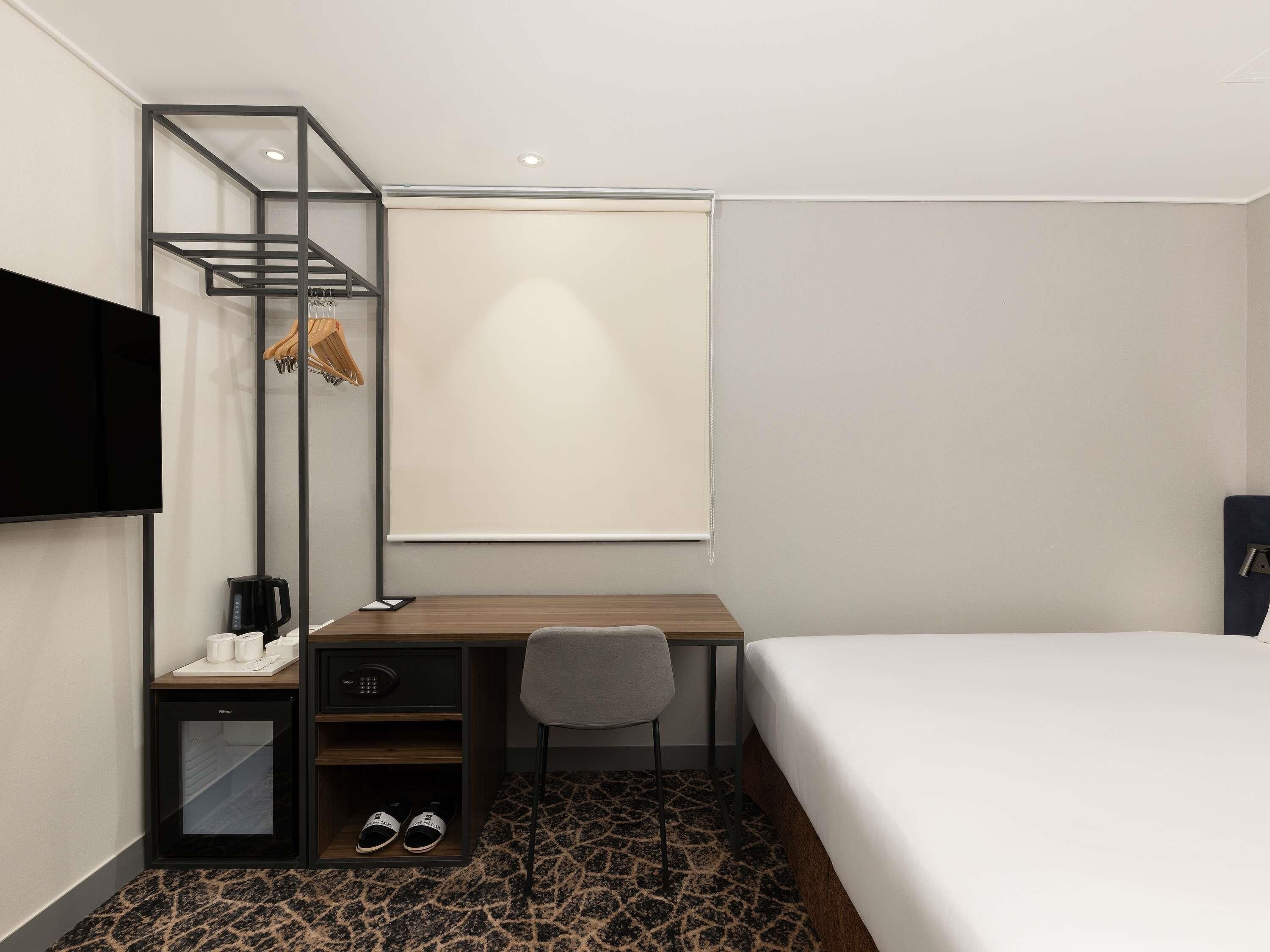 Premium bedding, in-room safe, laptop workspace, iron/ironing board