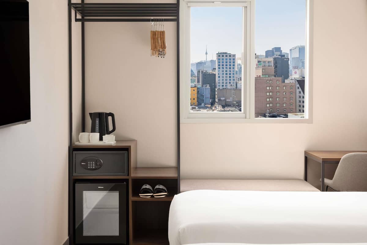 Premium bedding, in-room safe, laptop workspace, iron/ironing board