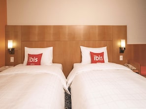 Ropa de cama de alta calidad y caja de seguridad en la habitación