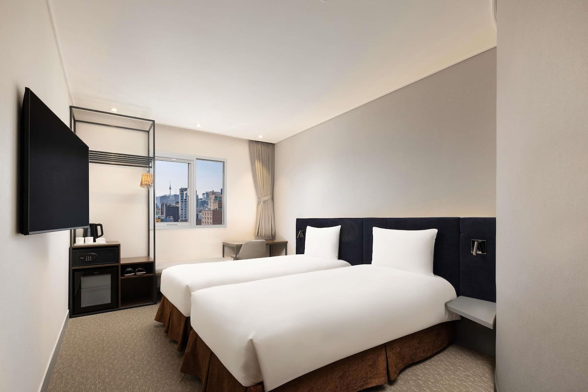 Premium bedding, in-room safe, laptop workspace, iron/ironing board