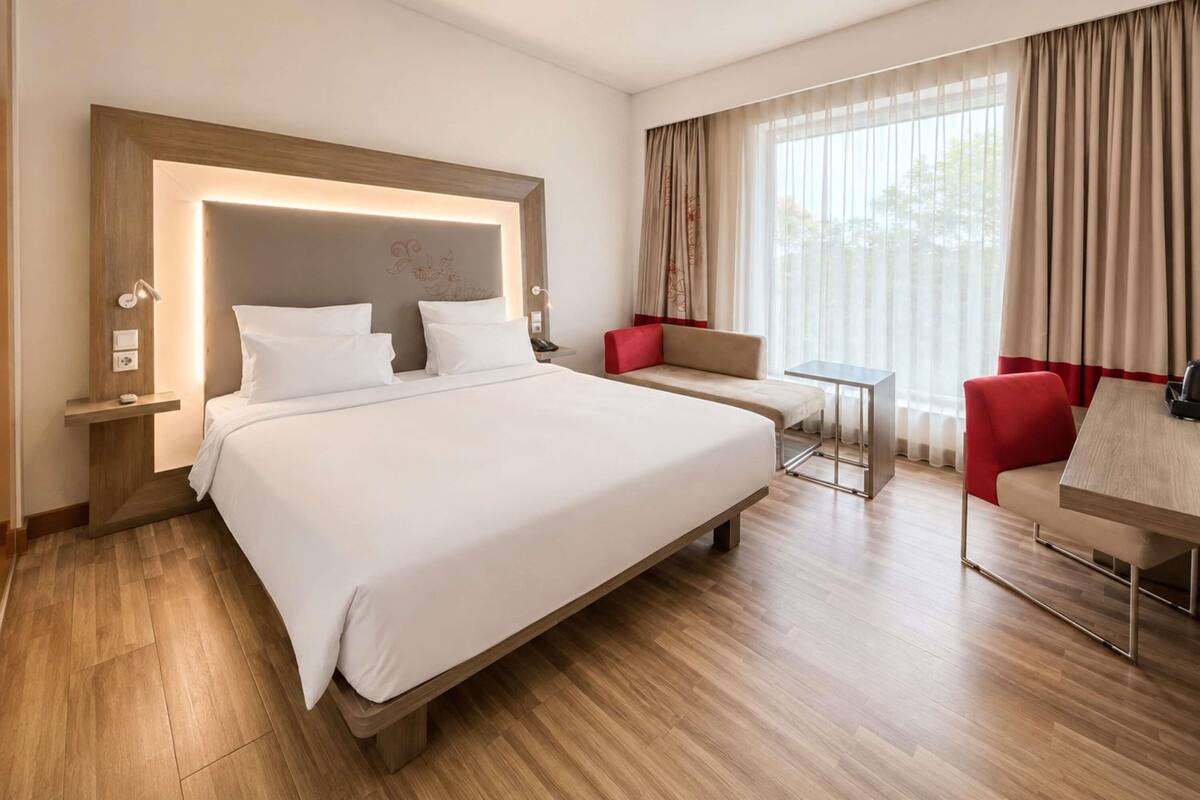 Minibar, két bảo mật tại phòng, bàn, bàn ủi/dụng cụ ủi quần áo 