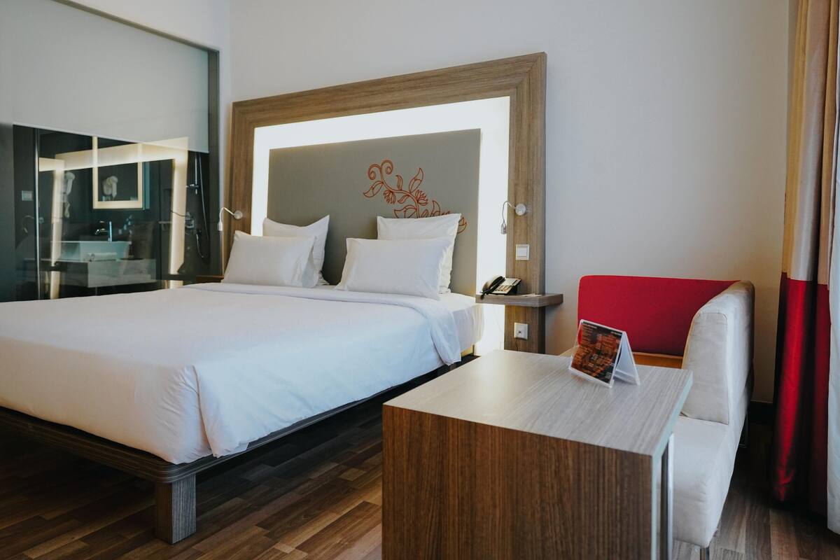 Kamar Double Eksekutif, 1 Tempat Tidur Double | Minibar, brankas, meja kerja, dan setrika/meja setrika