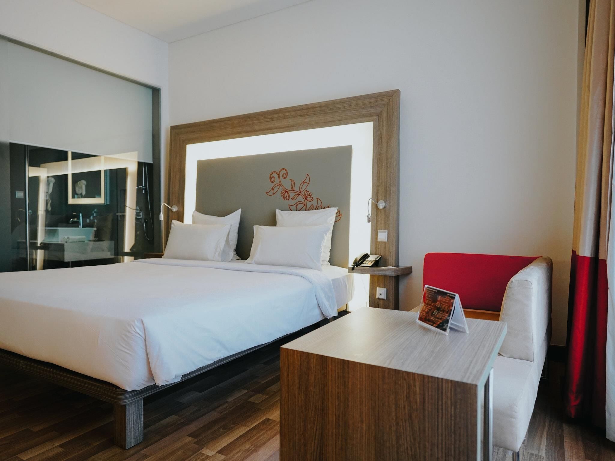 Kamar Double Eksekutif, 1 Tempat Tidur Double | Minibar, brankas, meja kerja, dan setrika/meja setrika
