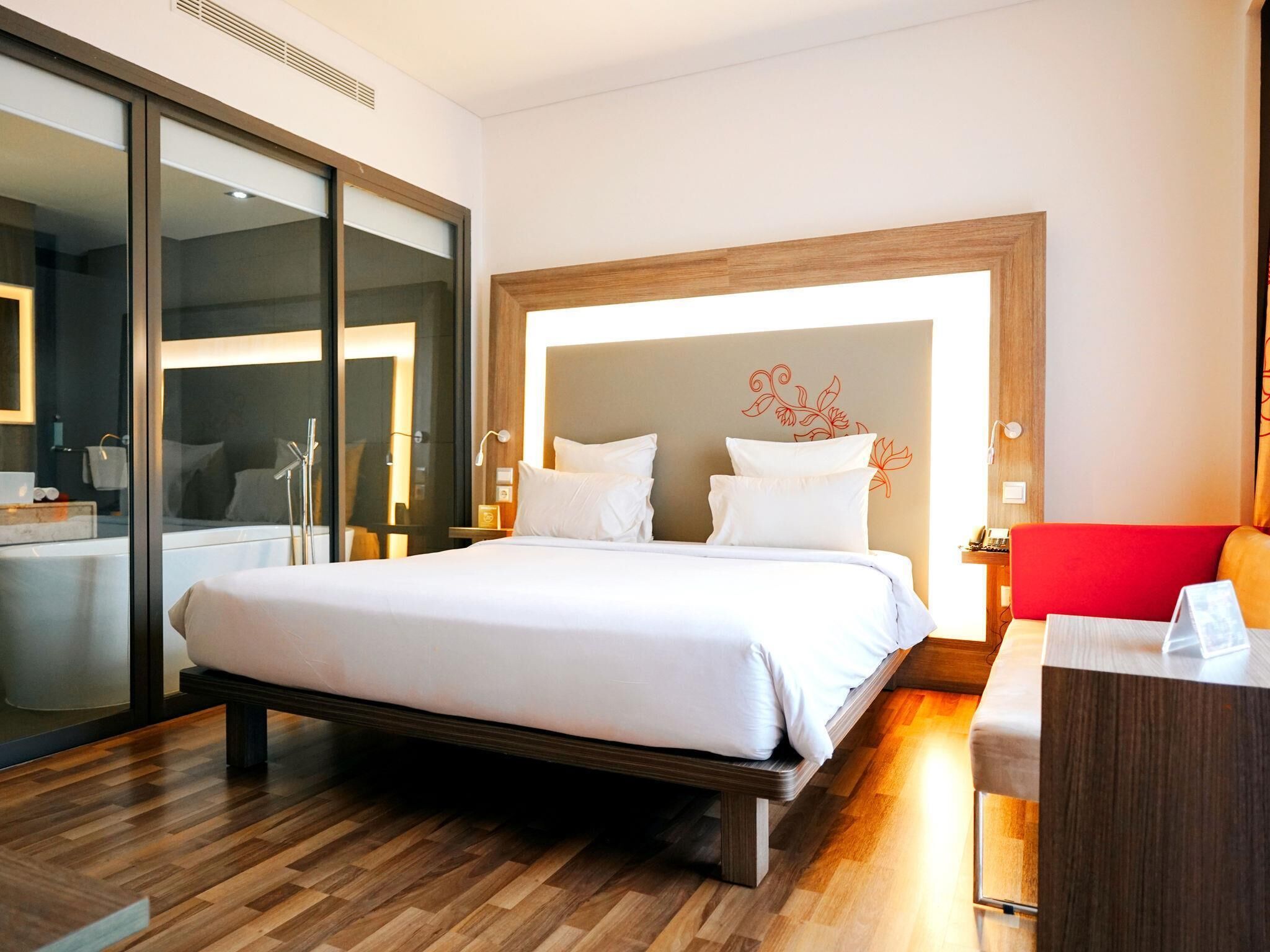 Suite, 1 cama matrimonial | Minibar, caja de seguridad en la habitación y escritorio 