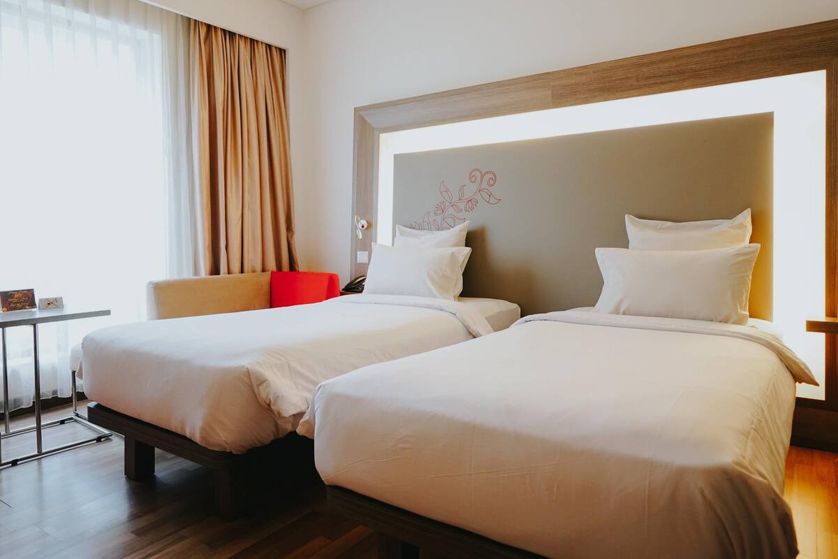 Kamar Superior, 2 Tempat Tidur Twin, pemandangan kolam renang | Minibar, brankas, meja kerja, dan setrika/meja setrika