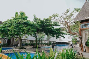 2 outdoor pools, open 7 AM to 6 PM, pool loungers - Hotel Novotel Banjarmasin Airport (Banjarbaru)