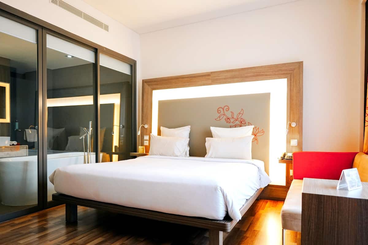Suite, 1 cama matrimonial | Minibar, caja de seguridad en la habitación y escritorio