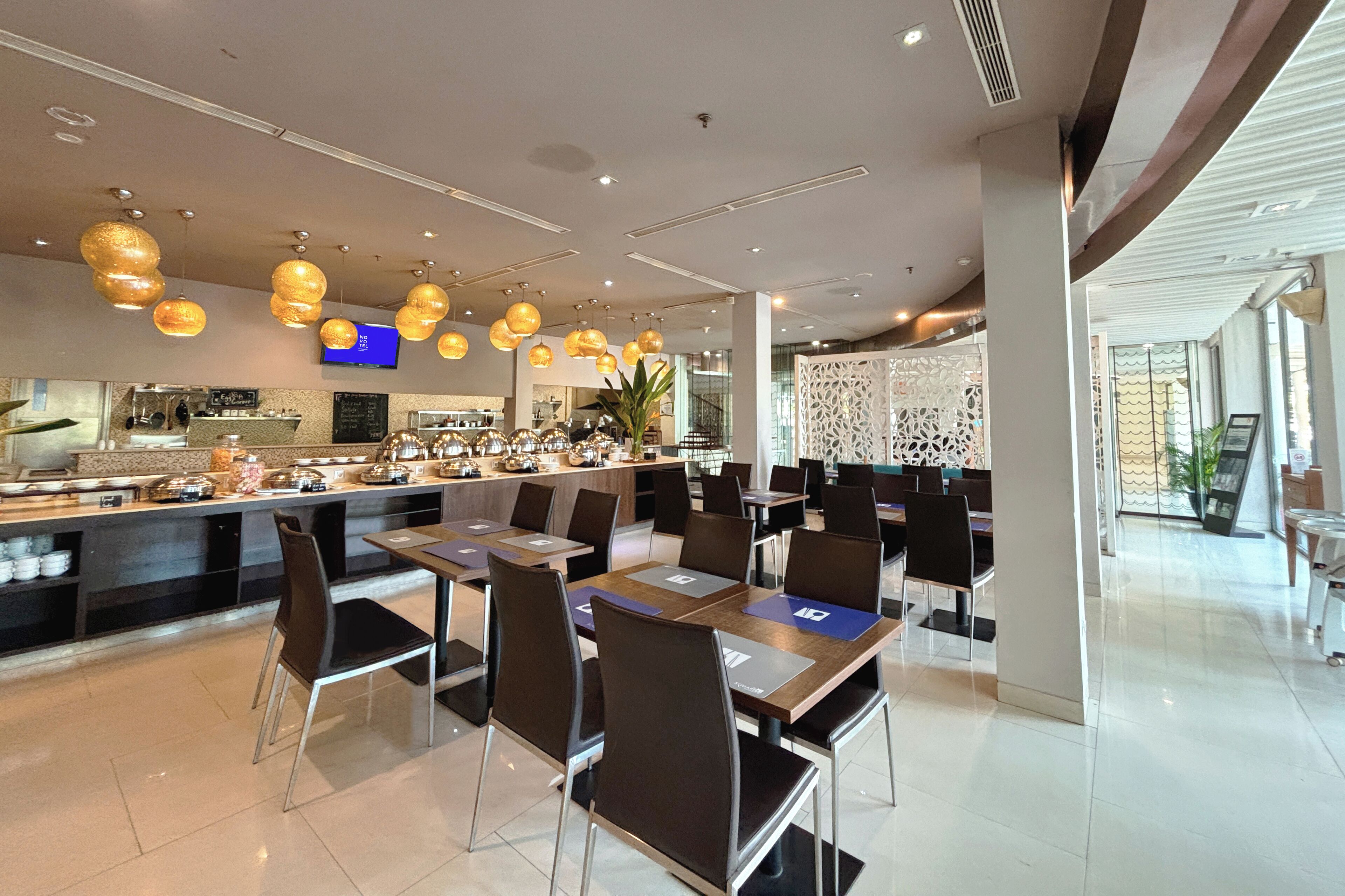 Lunch and dinner served, international cuisine