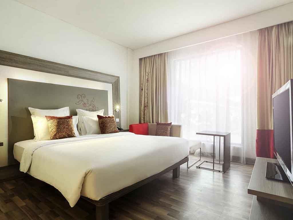 Minibar, caja de seguridad en la habitación y escritorio 