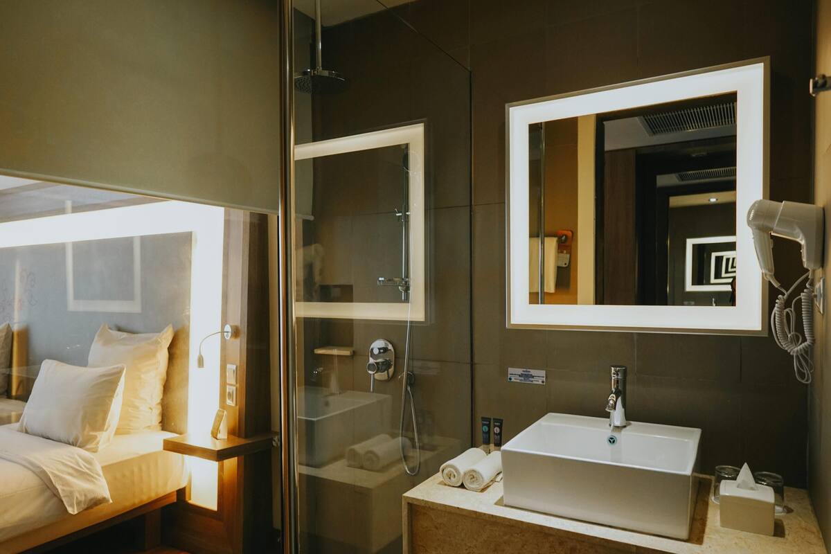 Minibar, caixa forta a l'habitació i escriptori