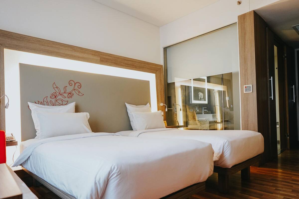 Kamar Superior, 2 Tempat Tidur Twin | Minibar, brankas, meja kerja, dan setrika/meja setrika