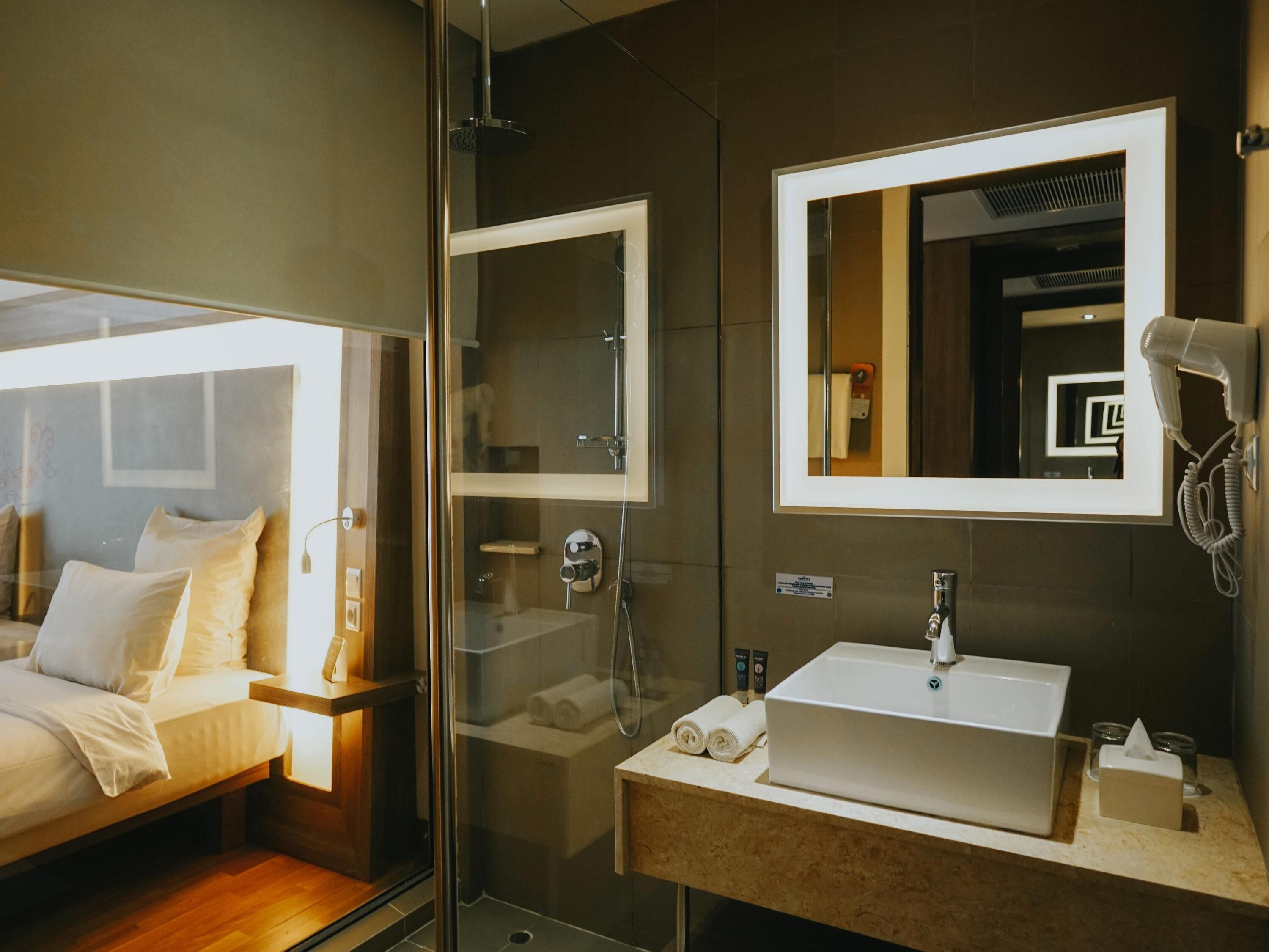 Executive Room, 2 Single Beds (Pool Side Access) | Minibar, in-room safe, desk, iron/ironing board