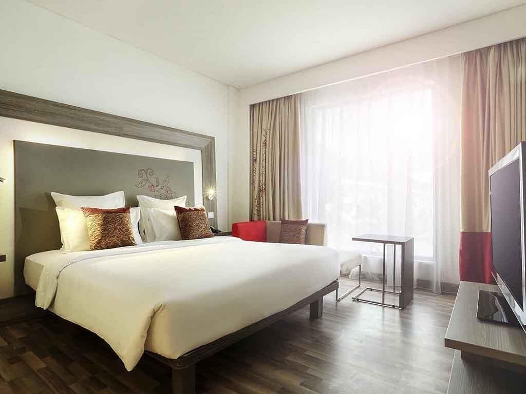 Minibar, brankas, meja kerja, dan setrika/meja setrika