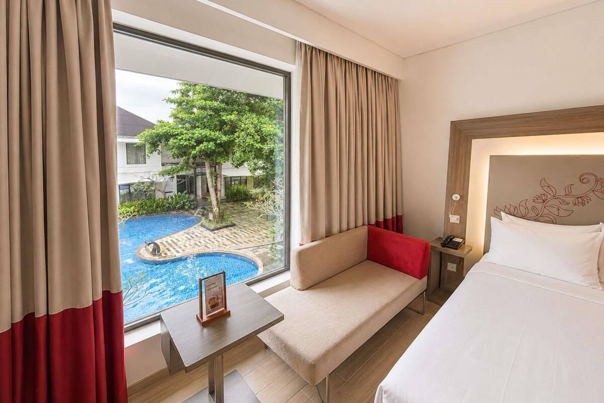 Phòng đôi Superior, 1 giường đôi, quang cảnh hồ bơi | Minibar, két bảo mật tại phòng, bàn, bàn ủi/dụng cụ ủi quần áo 