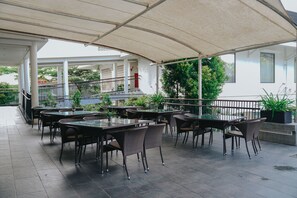 Lunch and dinner served, international cuisine - Hotel Novotel Banjarmasin Airport (Banjarbaru)