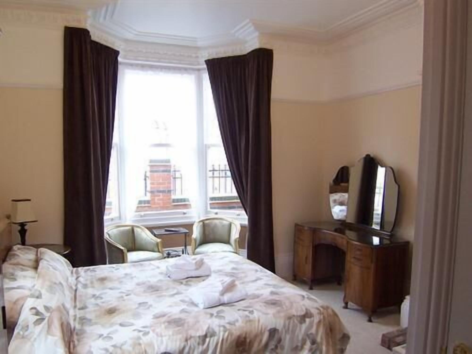 Kingsize Double Ensuite (G'Floor) | Individually decorated, individually furnished, desk, free WiFi