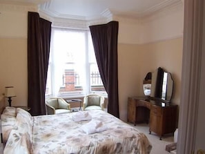 Kingsize Double Ensuite (G'Floor) | Individually decorated, individually furnished, desk, free WiFi - The Hollies (Bridlington)