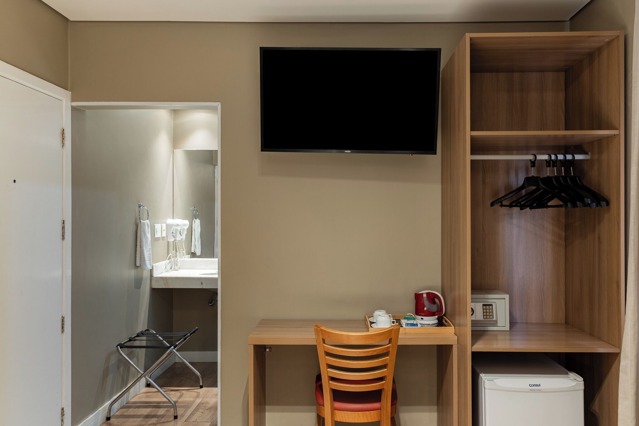 comfort room, 1 queen bed | 1 bedroom, premium bedding, minibar, in-room safe