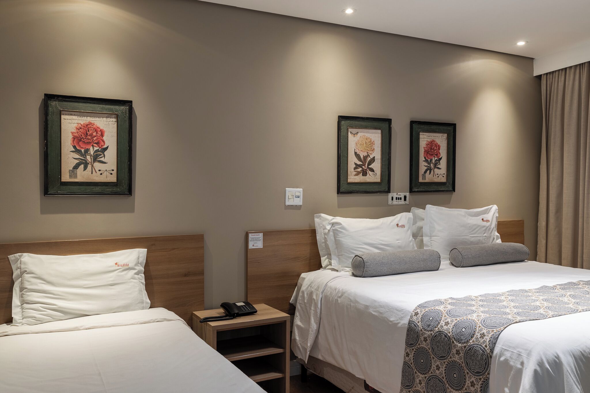 Quarto triplo superior | Frigobar, cofres nos quartos, individualmente decorados