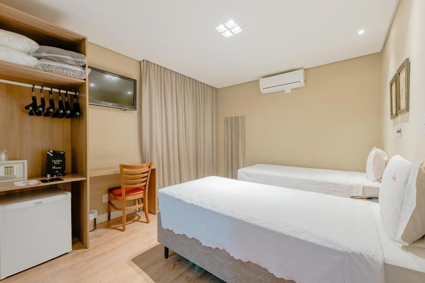 Minibar, caja de seguridad en la habitación y decoración personalizada 