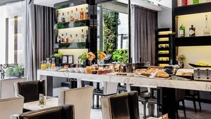 Un espace repas moderne doté d’un bar en marbre, proposant une variété de plats et une sélection de boissons.
