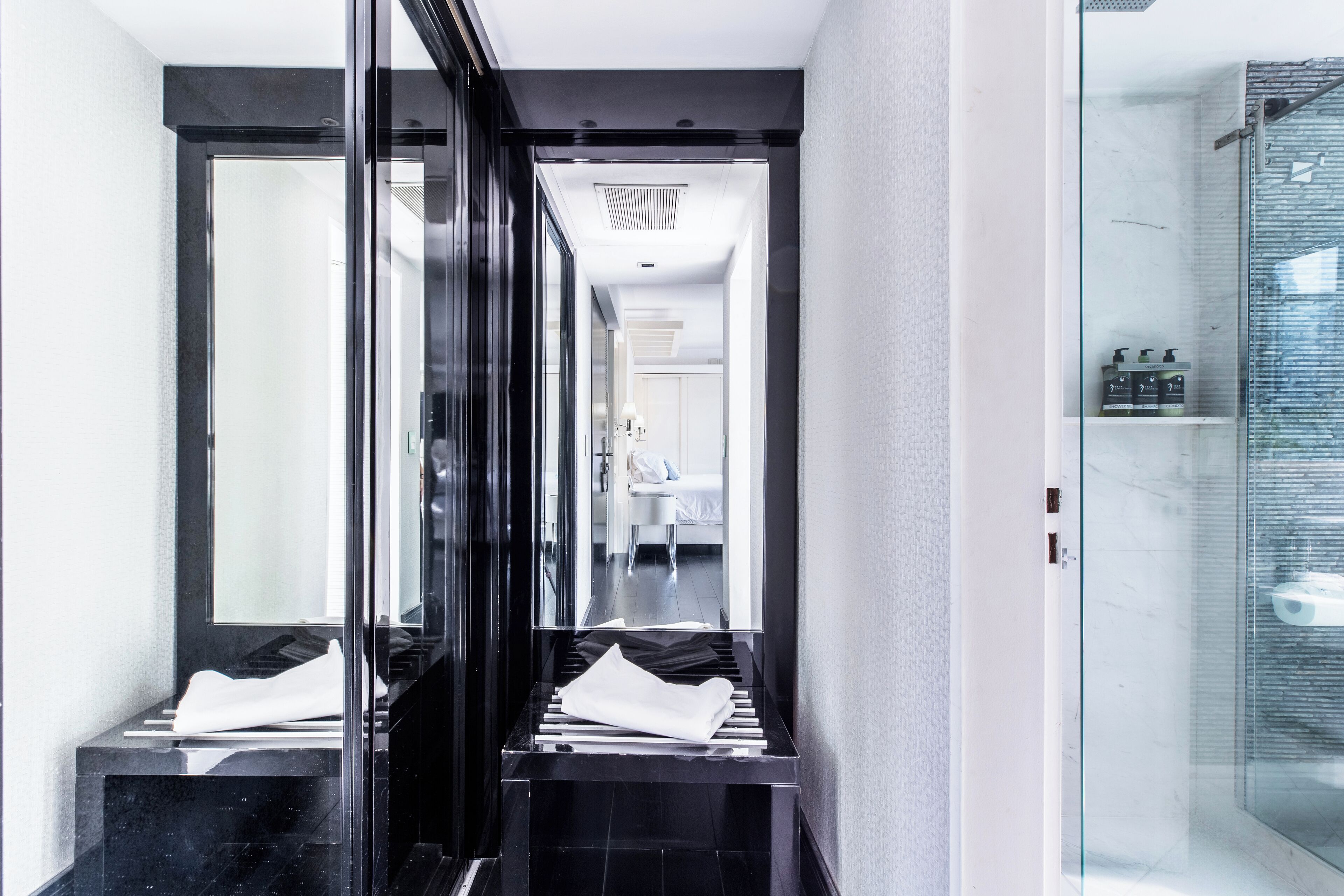 Luxury Suite | Bathroom | Shower, rainfall showerhead, eco-friendly toiletries, hair dryer