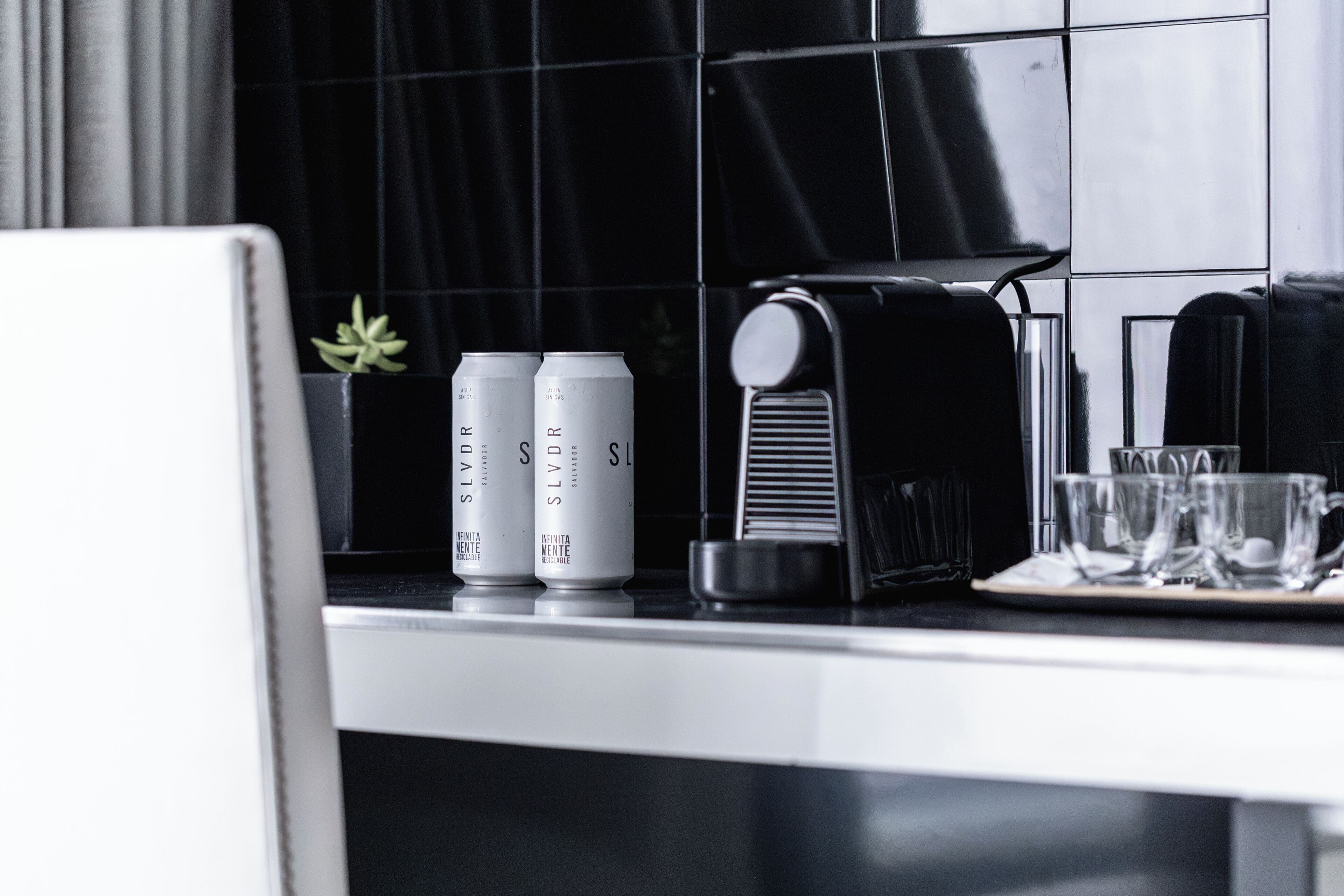 standard room | premium bedding, down duvets, pillow-top beds, minibar