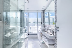 Luxury Suite | Bathroom | Shower, rainfall showerhead, eco-friendly toiletries, hair dryer