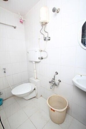Deluxe Room | Bathroom | Shower, free toiletries, bidet, towels - Marol Residency Inn (Mumbai)