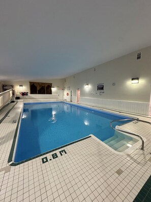 Kolam renang tertutup 