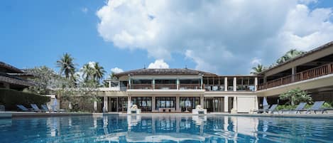 Kolam renang outdoor, dengan payung kolam renang dan kursi berjemur