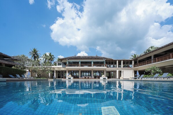 Piscine extérieure, parasols, chaises longues