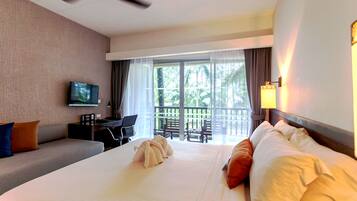 Dobbeltrom – deluxe, hageutsikt | Senger med overmadrass, minibar, safe på rommet og skrivebord