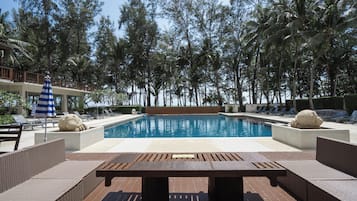 Piscina externa, guarda-sóis, espreguiçadeiras