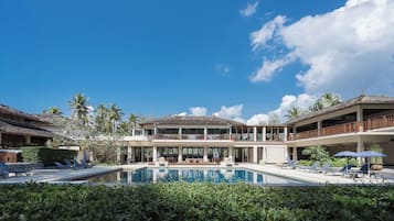 Piscine extérieure, parasols de plage, chaises longues