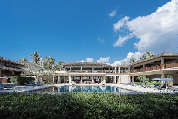 Outdoor pool, pool umbrellas, sun loungers