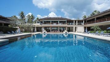 Piscina all'aperto, ombrelloni da piscina, lettini