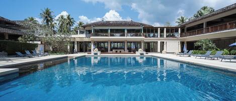 Ulkouima-allas, aurinkovarjoja, aurinkotuoleja