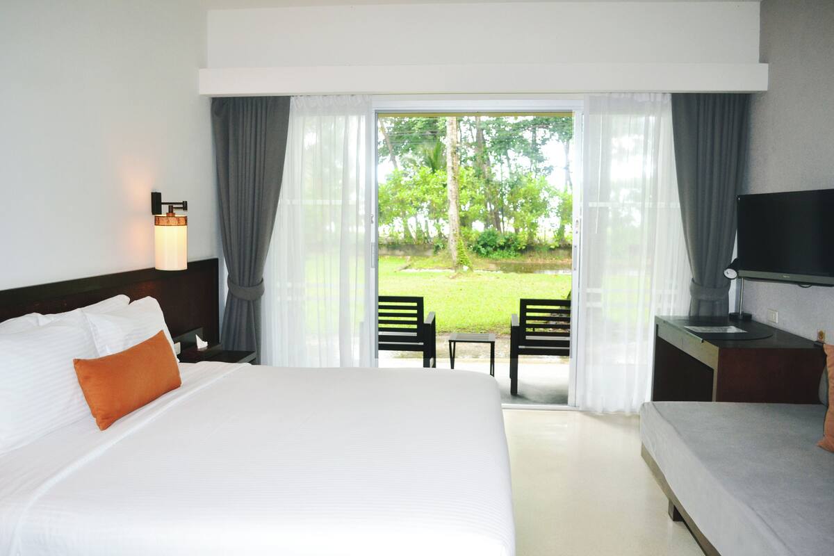 Egyptian cotton sheets, premium bedding, pillowtop beds, minibar