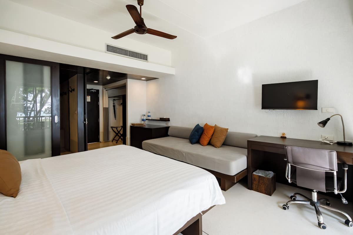 Pillowtop-patjalliset sängyt, minibaari, tallelokero huoneessa, työpöytä