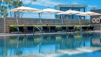 Udendørs pool, åben fra kl. 07.00 til kl. 22.00, parasoller