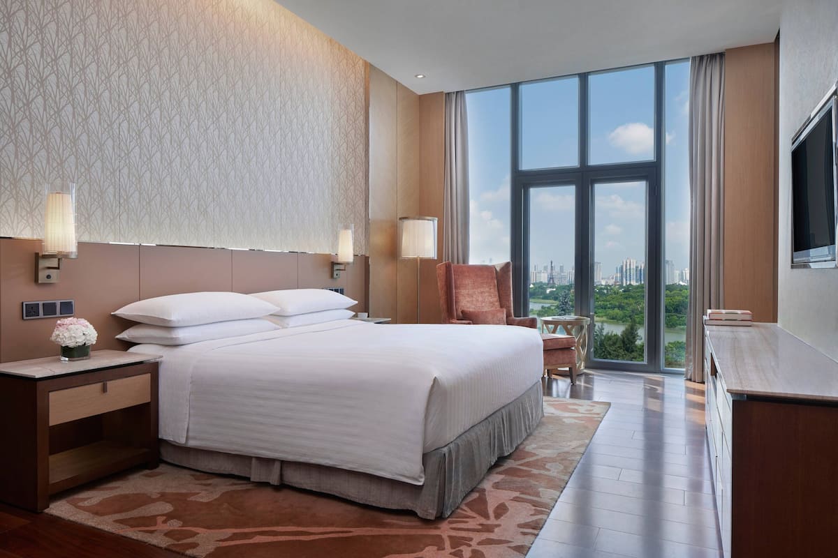 Isi minibar gratis, brankas, dan ruang kerja ramah laptop
