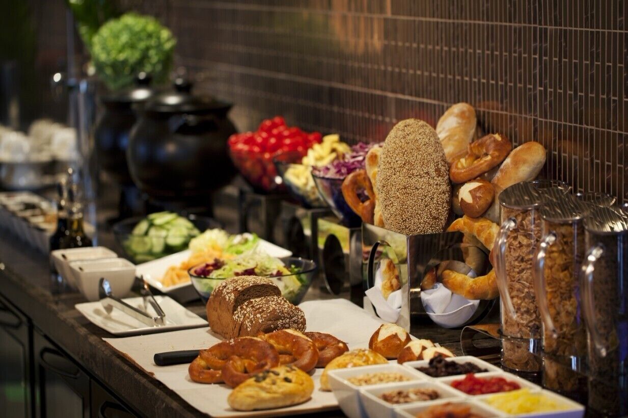 Daily buffet breakfast (CNY 98 per person)