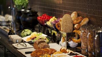 Daily buffet breakfast (CNY 98 per person)