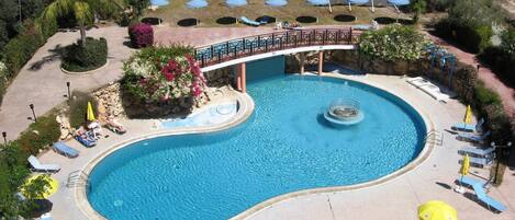 Een binnenzwembad en een seizoensgebonden buitenzwembad