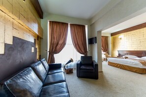 小型套房, 1 间卧室, 按摩浴缸, 城市景观 | 1 多间卧室、高档床上用品、迷你吧、客房内保险箱