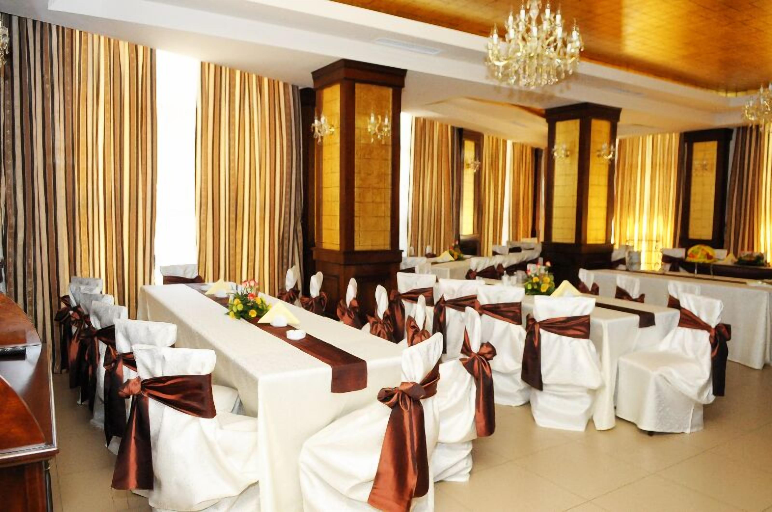 breakfast, lunch, dinner served; international cuisine