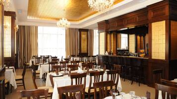 Phục vụ bữa sáng, bữa trưa, bữa tối, món ăn mang phong cách quốc tế